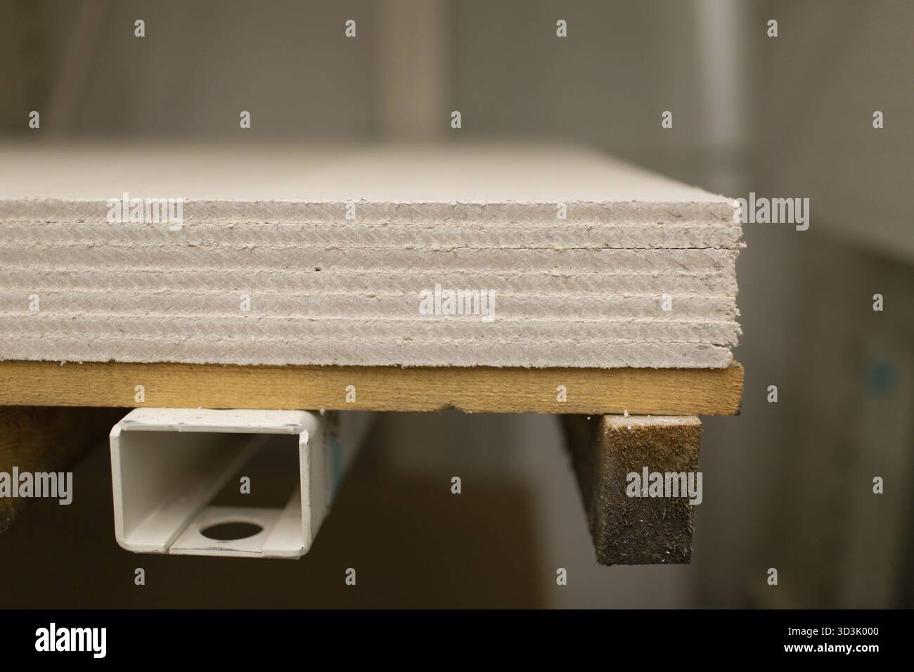 Palette mit Trockenwandplatten Gipskarton im Lagerhaus des Gebäudes Stockfoto