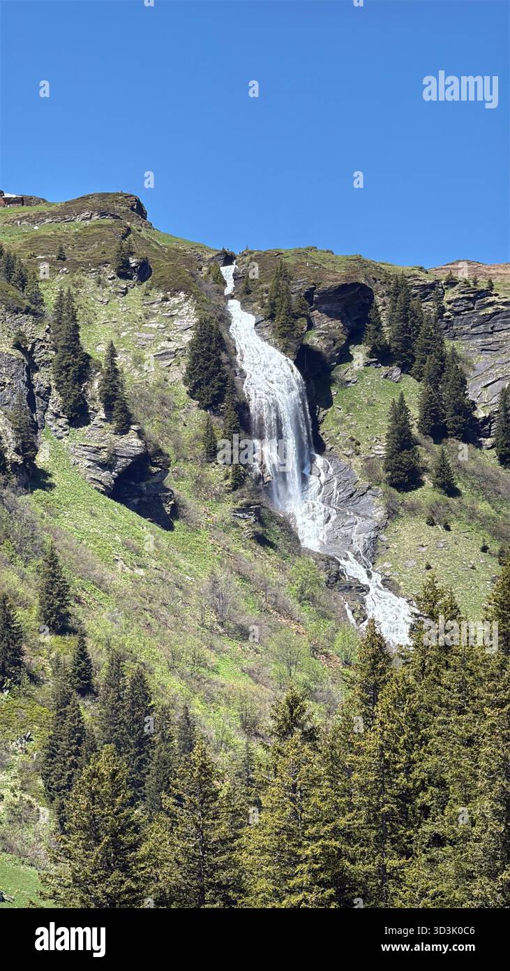 Ein mächtiger Wasserfall in Grindelwald, Schweiz Stockfoto