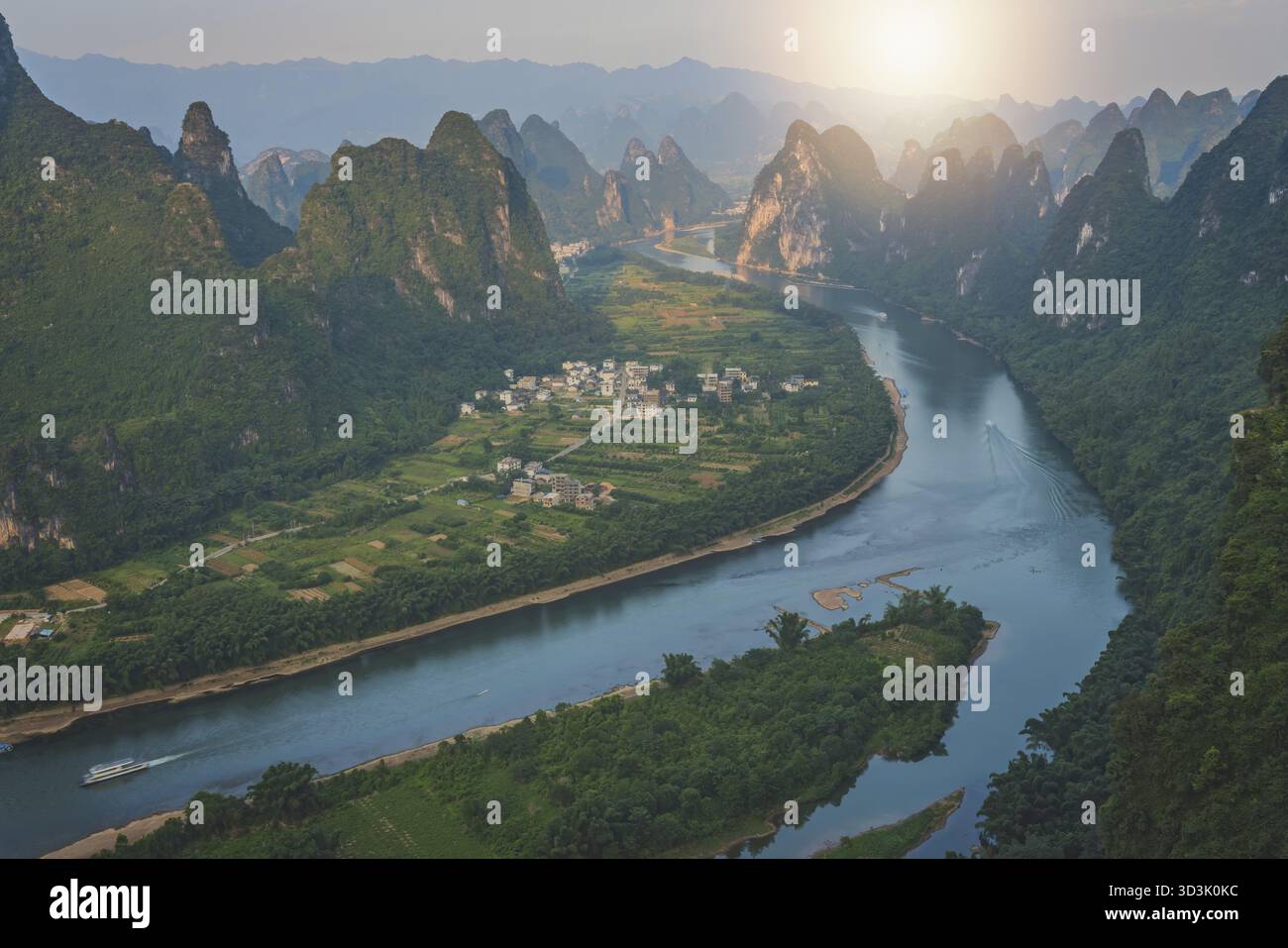 Blick auf den Xianggong Hill Panorama der schönen grünen, üppigen und dichten Karstlandschaft in Yangshuo, Provinz Guangxi, China Stockfoto