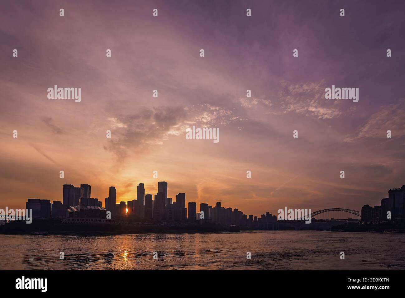 Chongqing, China - August 2019 : Blick auf die hohen Hochhäuser in der Stadt Chongqing in der Abenddämmerung Stockfoto