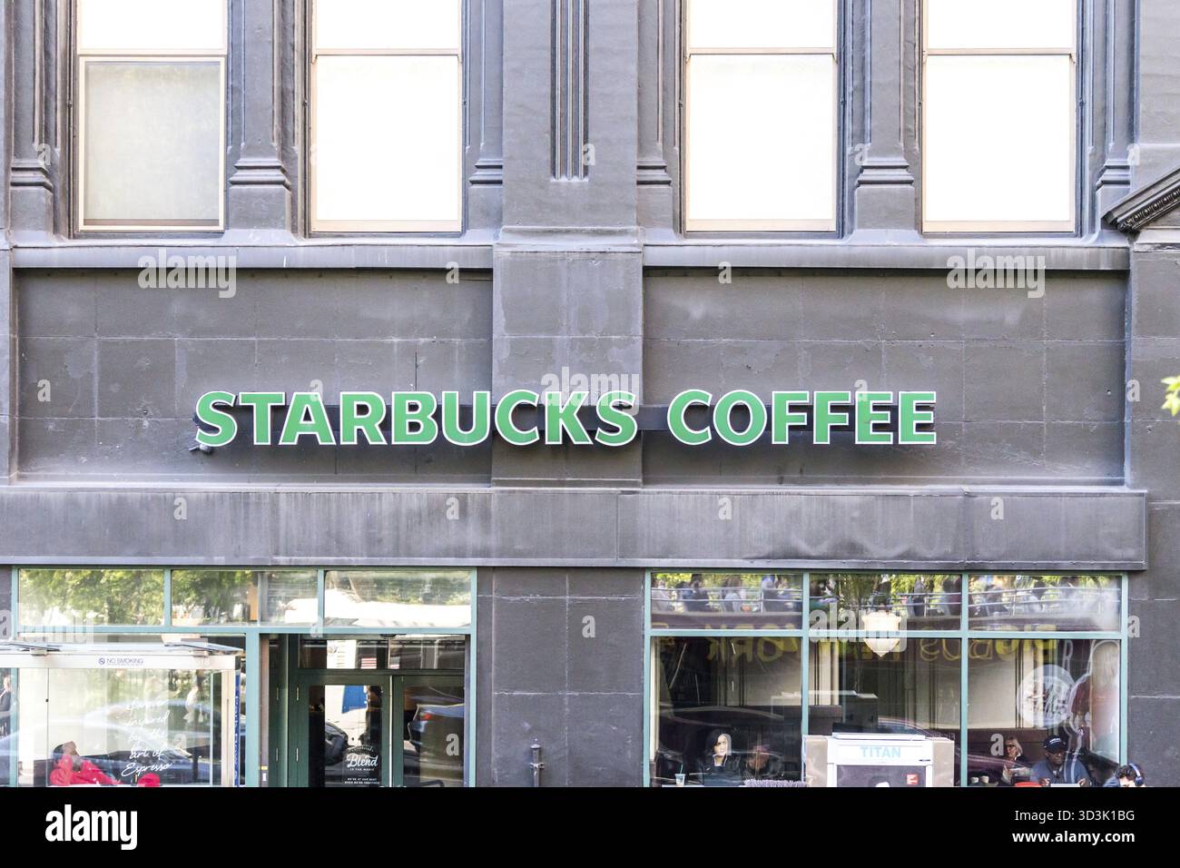 NEW YORK, USA - 16. MAI 2019: Starbucks-Unterschrift in einem Starbucks-Restaurant in New York. Starbucks Corporation ist ein amerikanisches Kaffeeunternehmen und Coffeehous Stockfoto
