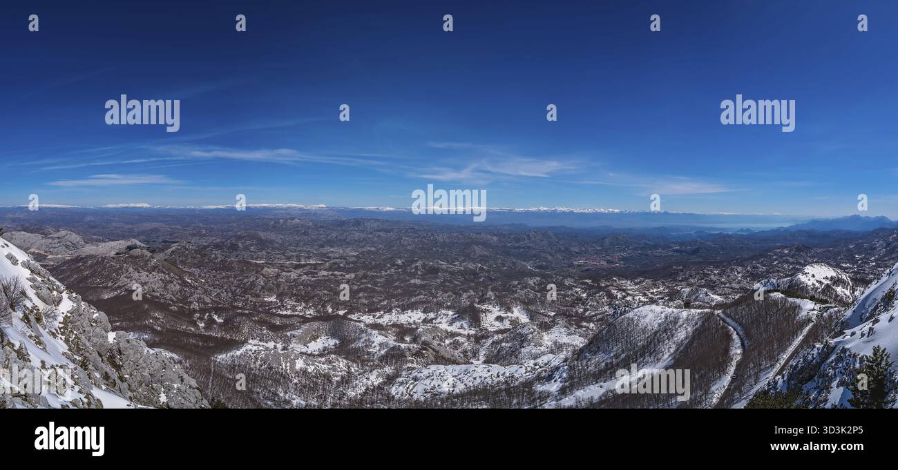 Herrlichem Bergblick Winterlandschaft Panorama wie aus dem Berg Lovcen in Nationalpark Lovcen, Montenegro gesehen Stockfoto