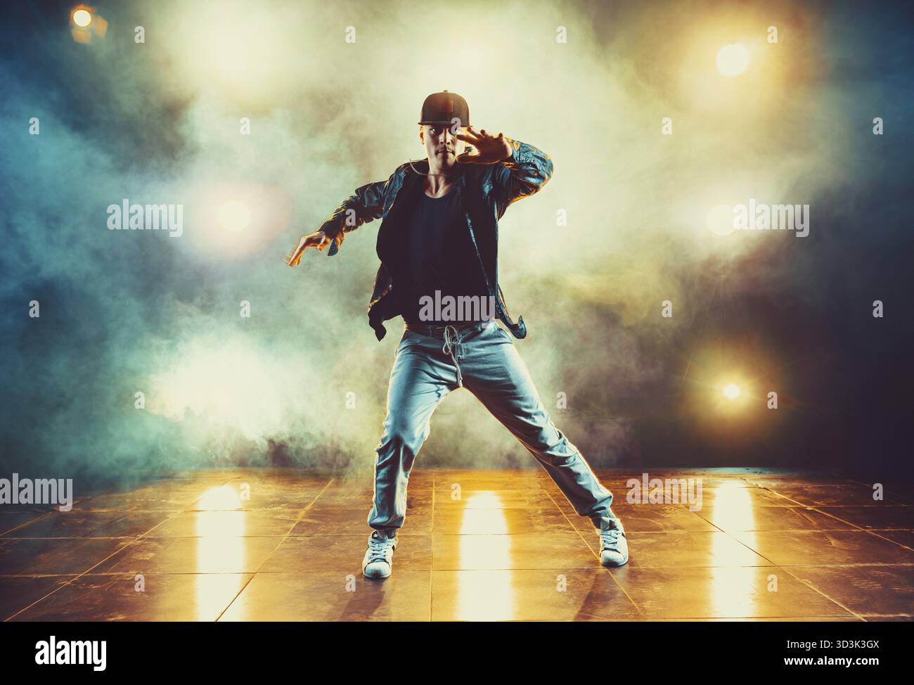 Junger Mann pause Tanzen im Club mit Licht und Rauch Stockfoto