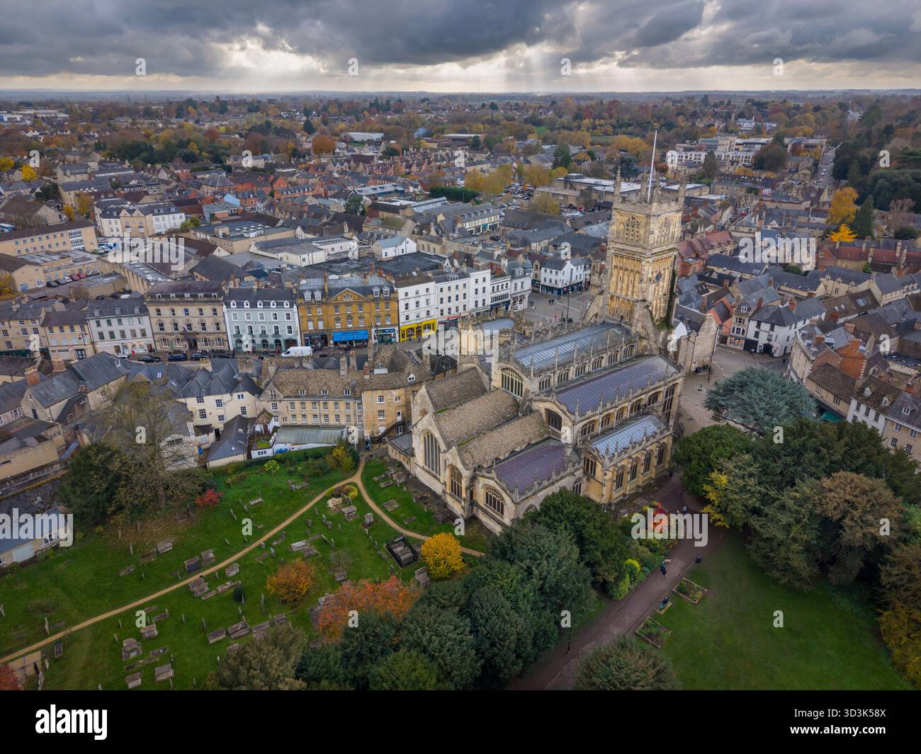 Cirencester, Gloucestershire - die St. John the Baptist Church ist das Wahrzeichen des Marktplatzes in der schönen Stadt Cirencester in Cotswold Stockfoto