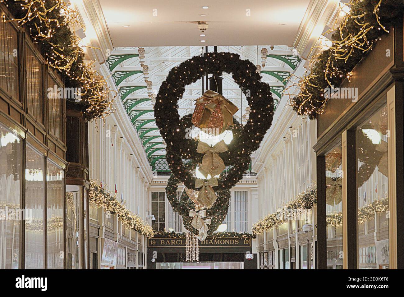 Glasgow, Schottland, Großbritannien. November 2025. Wetter in Großbritannien: Das viktorianische Einkaufszentrum in der buchanan Street, an der stilvollen Meile, am nassen Tag und im Dunkeln über dem City Christmas Winter Wonderland, eröffnet mit dem weihnachtsmarkt und der lustigen Show am St. Enoch Square, was die Einheimischen sehr überrascht, warum weihnachten so früh ist. Credit Gerard Ferry/Alamy Live News Stockfoto