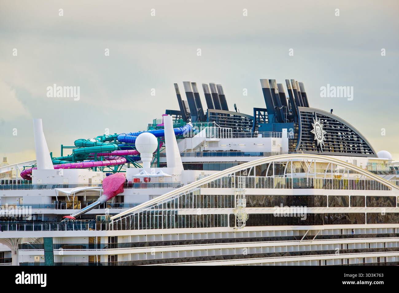Valletta, Malta - 11.05.2025: Nahaufnahme der oberen Decks des Kreuzfahrtschiffs MSC World Europa mit farbenfrohen Wasserrutschen und moderner Architektur Stockfoto