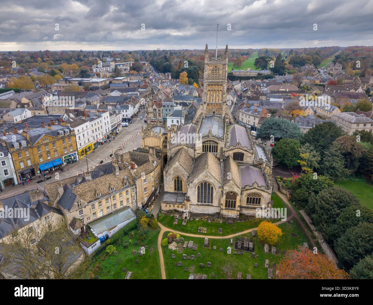 Cirencester, Gloucestershire - die St. John the Baptist Church ist das Wahrzeichen des Marktplatzes in der schönen Stadt Cirencester in Cotswold Stockfoto