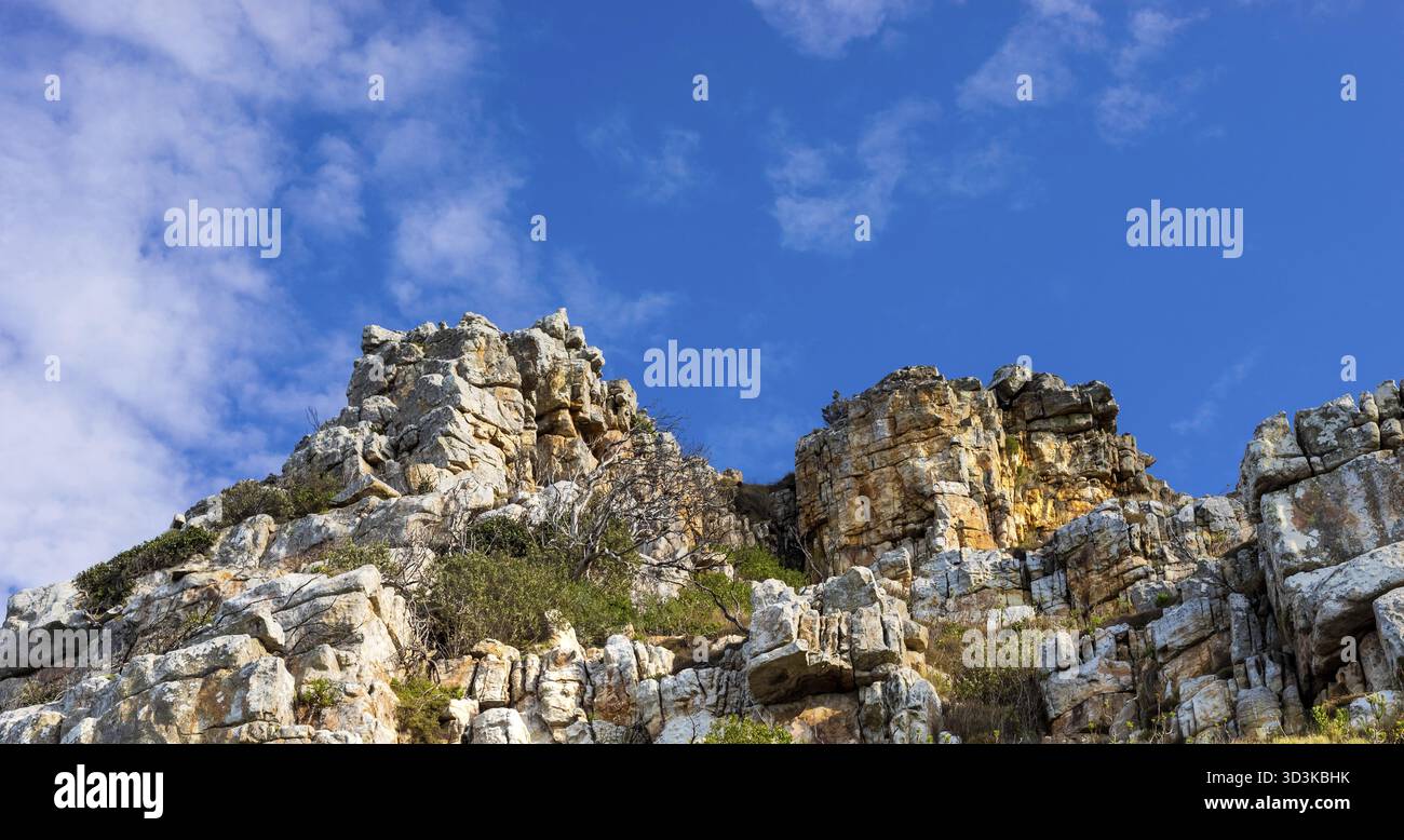 Zerklüftete Berglandschaft mit Fynbos-Buschflora in Kapstadt Südafrika, Kapstadt, Südafrika Stockfoto