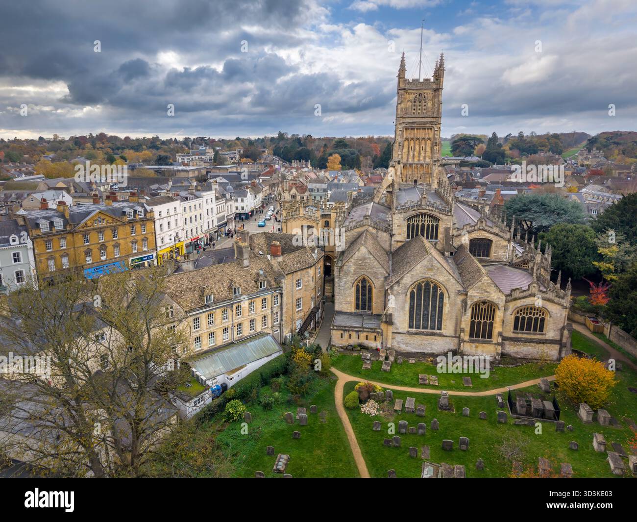 Cirencester, Gloucestershire - die St. John the Baptist Church ist das Wahrzeichen des Marktplatzes in der schönen Stadt Cirencester in Cotswold Stockfoto