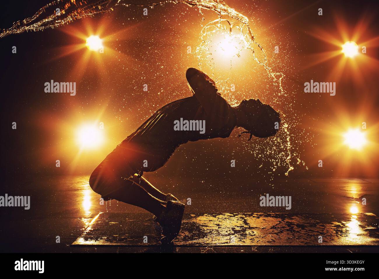 Junger Mann Breakdance-Tänzer mit Lichtern und Wassereffekten. Tattoo zur Hand Stockfoto