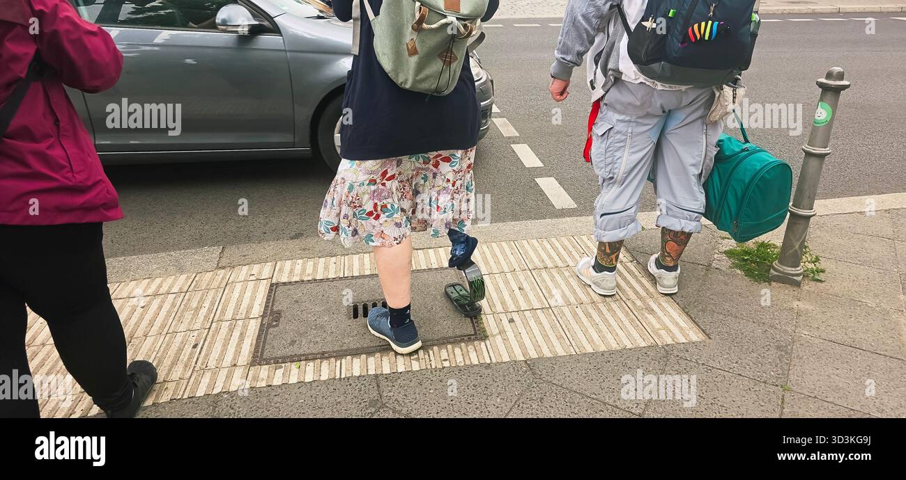 Berlin, Deutschland - 02. Juni 2025: Vielfältige Fußgängergruppen laufen auf dem städtischen Bürgersteig in der Stadt. - Smartphone-aufgenommenes Stockfoto