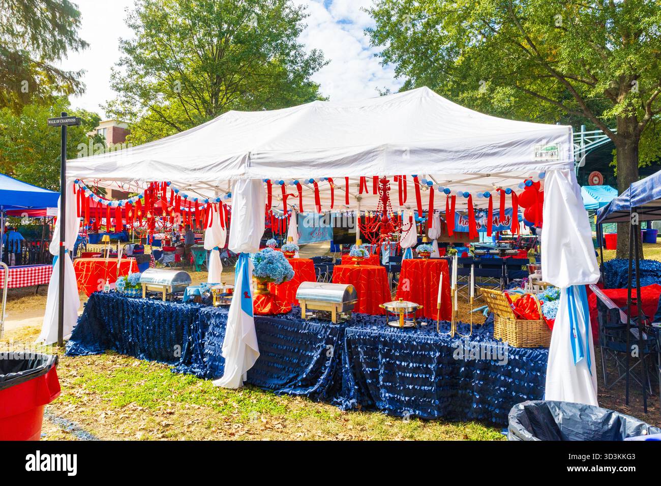 Oxford, MS - 1. November 2025: Fans und Zelte in The Grove auf dem Campus der University of Mississippi am Spieltag. Stockfoto