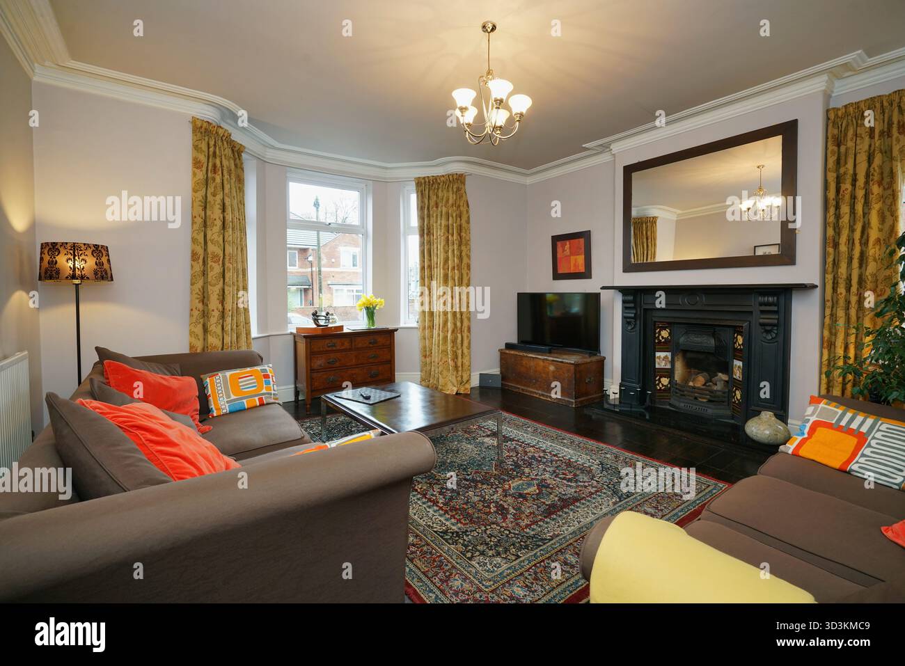 Gemütliches Wohnzimmer mit warmen Farben und dekorativen Elementen in einer einladenden Atmosphäre Stockfoto