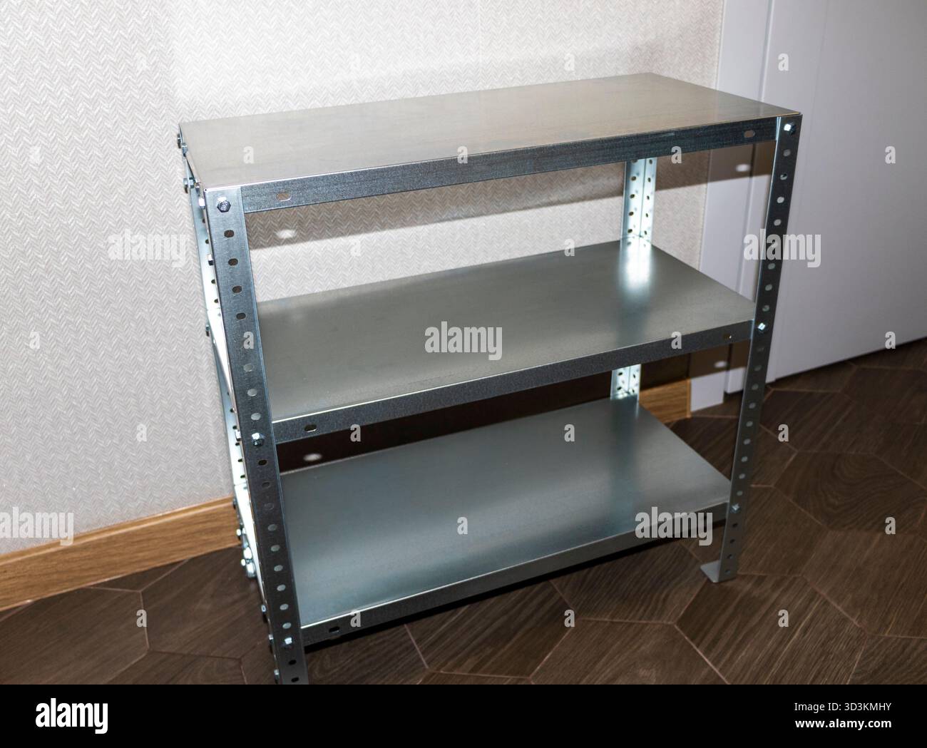 Montierte Regaleinheit aus verzinktem Stahl Stockfoto