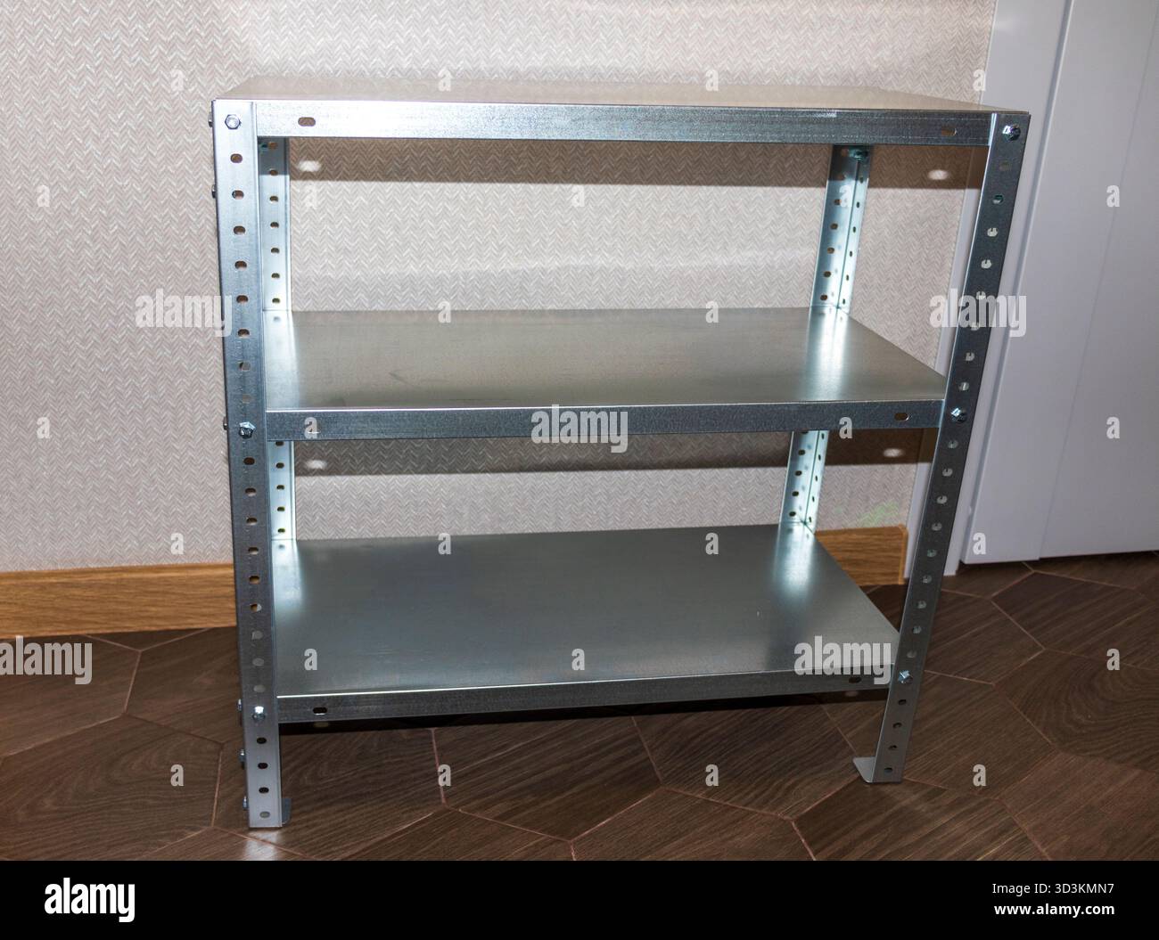 Montierte Regaleinheit aus verzinktem Stahl Stockfoto