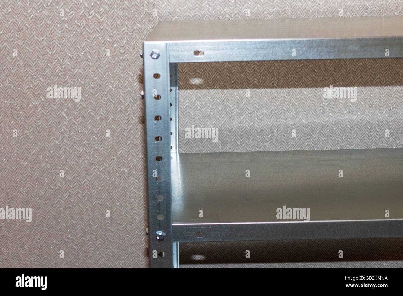 Montierte Regaleinheit aus verzinktem Stahl Stockfoto