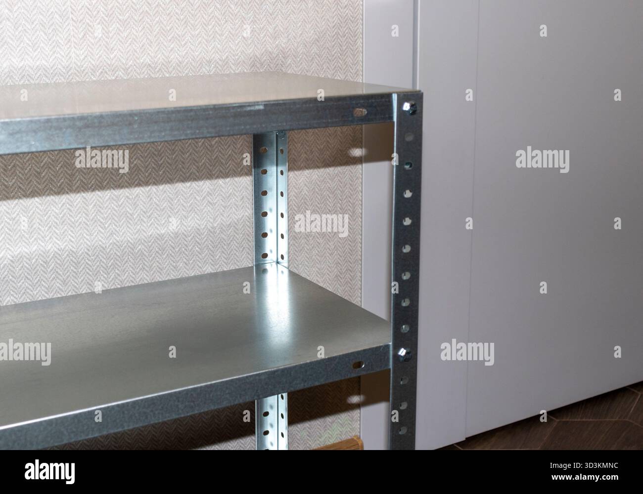 Montierte Regaleinheit aus verzinktem Stahl Stockfoto