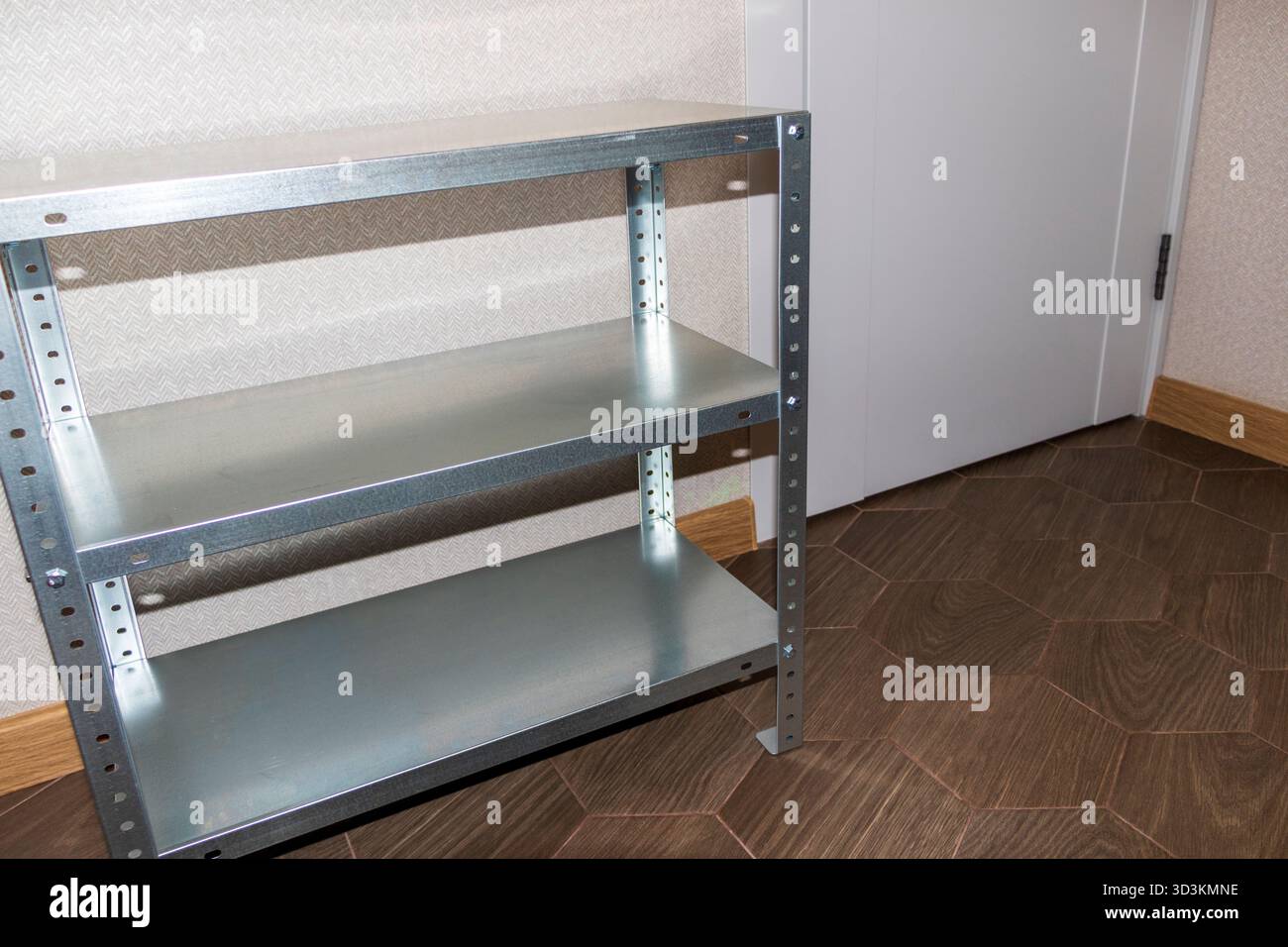 Montierte Regaleinheit aus verzinktem Stahl Stockfoto