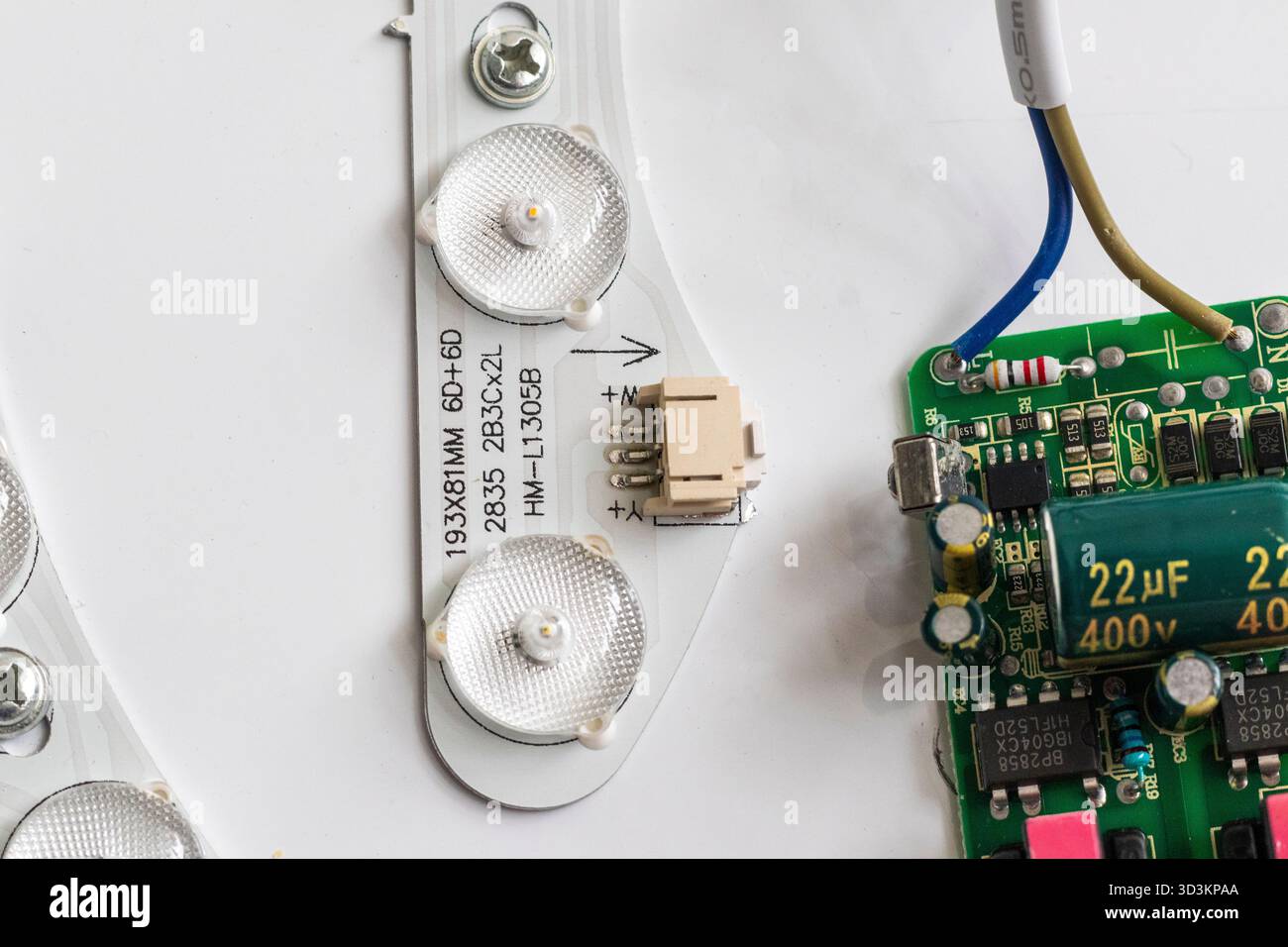 Die Abbildung zeigt eine elektronische Leiterplatte, insbesondere eine Konstantstrom-LED-Treiberplatine. Stockfoto