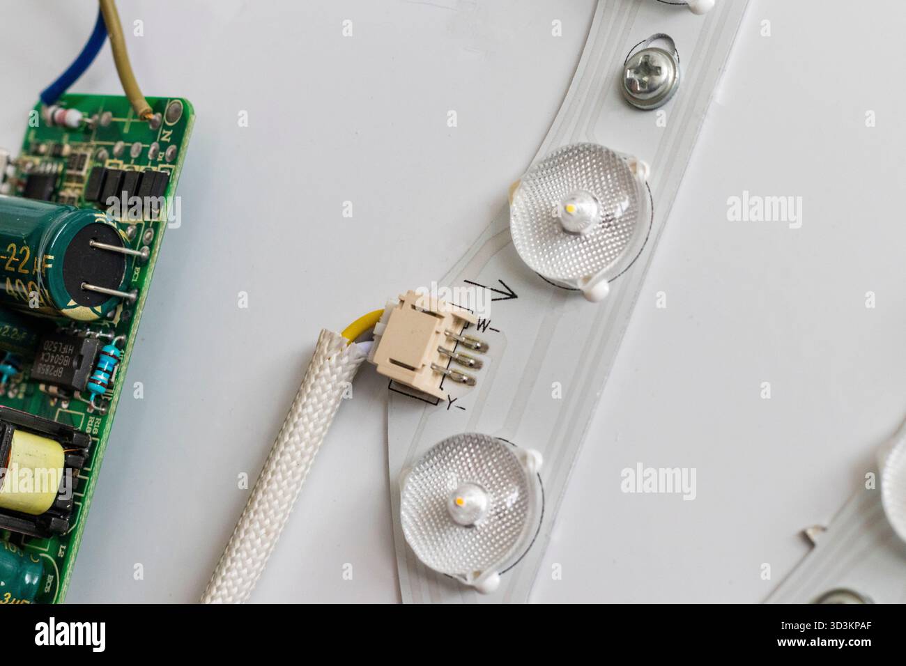 Die Abbildung zeigt eine elektronische Leiterplatte, insbesondere eine Konstantstrom-LED-Treiberplatine. Stockfoto