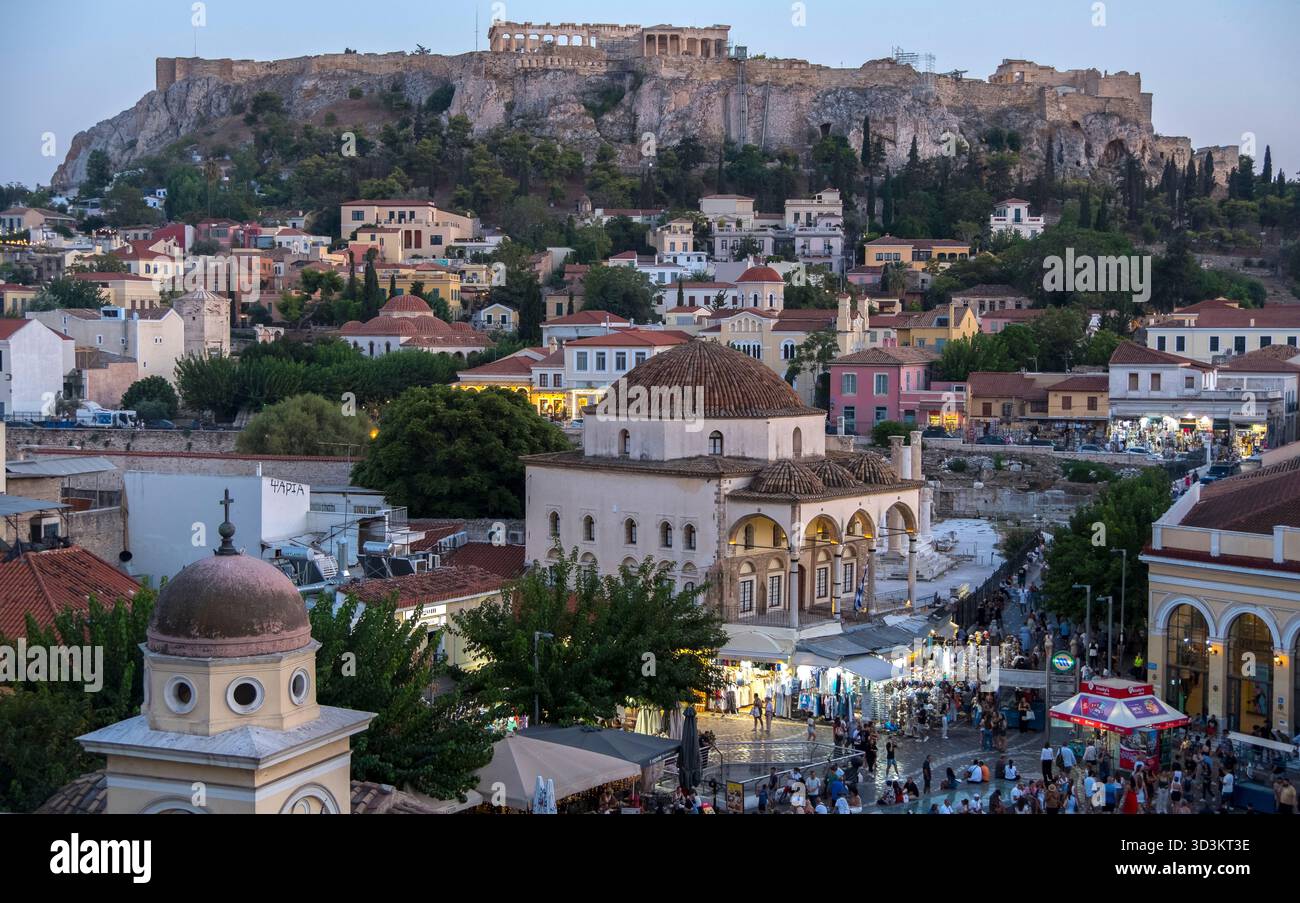 Nachtansicht auf den Monastiraki-Platz und die Akropolis in Athen, Griechenland Stockfoto