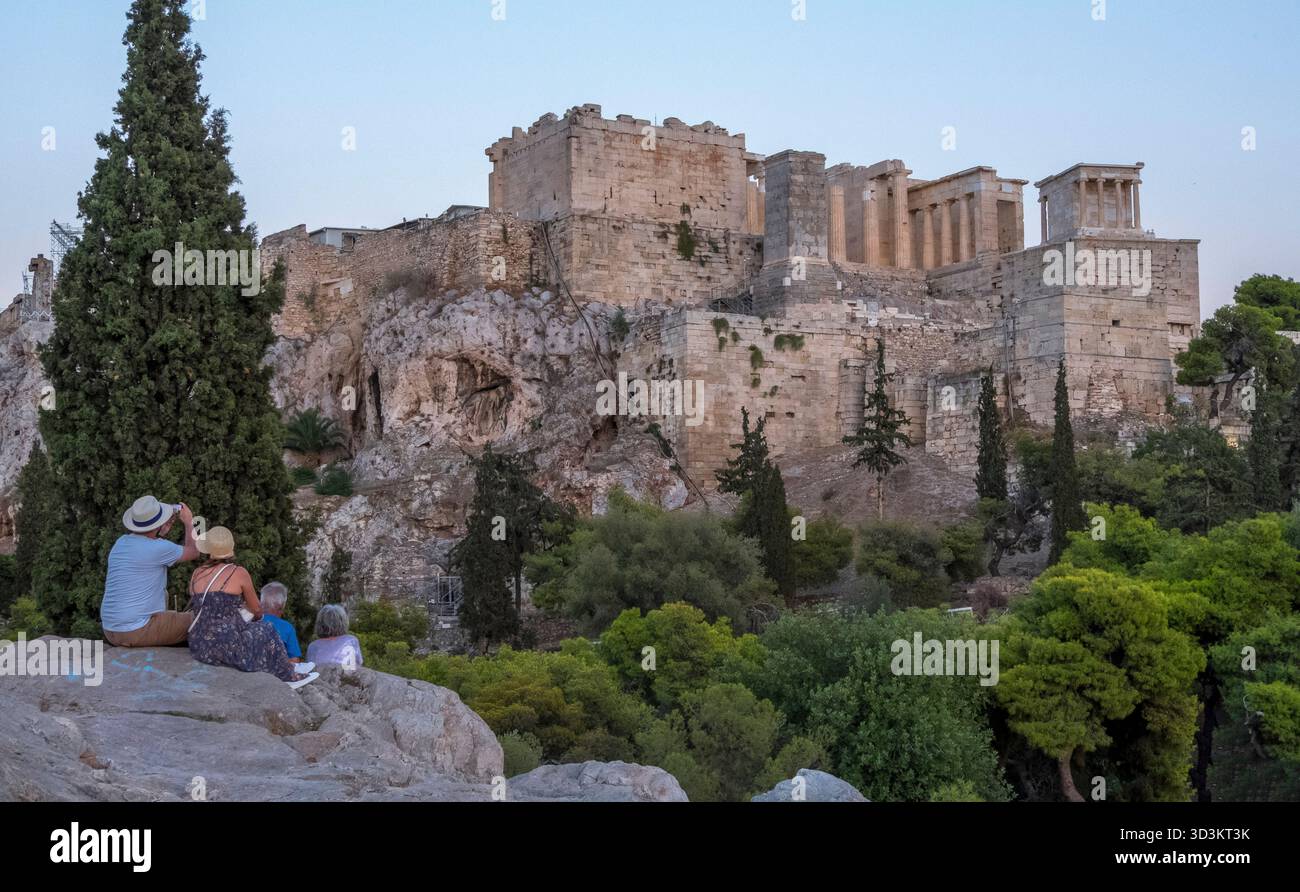 Blick auf die Akropolis bei Sonnenuntergang vom Berg Areopagus in Athen, Griechenland Stockfoto