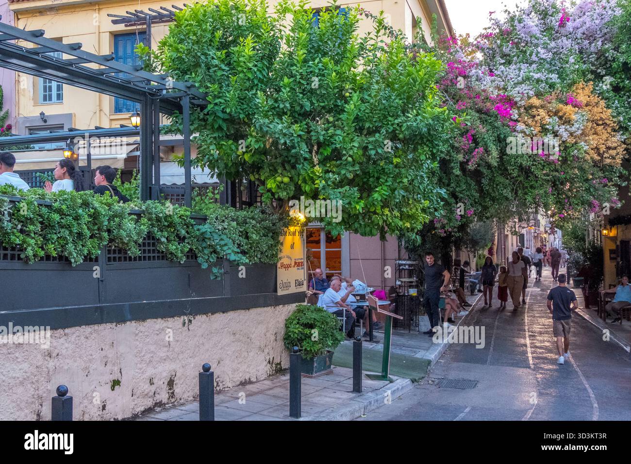 Straße in einem Viertel der Stadt Athen, Griechenland Stockfoto