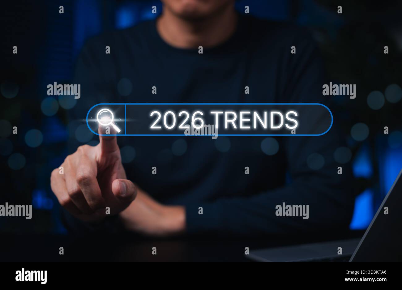 Trends 2026-Jahr-Konzept. Geschäftsmann berührt Suchleiste mit Text für 2026 Trends. Ideal für zukünftige Technologien, digitale Innovationen, SEO-Marketing, Stockfoto