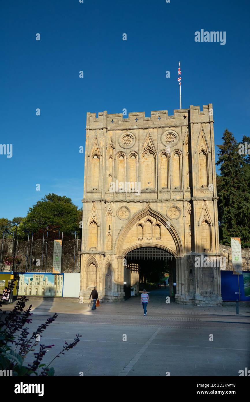Bury St Edmunds Abbey Gate oder Great Gate, ein Abbey Gate aus dem 14. Jahrhundert, ist der Eingang zu Bury St. Edmunds Abbey Gardens in Suffolk, Großbritannien Stockfoto