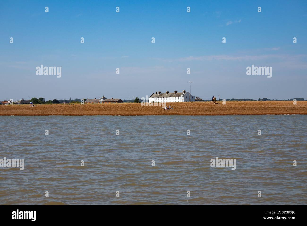 Reihe weißer Häuser in der Shingle Street nahe Bawdsey von der Mündung des Flusses Erz und des Flusses ALDE Suffolk England Stockfoto