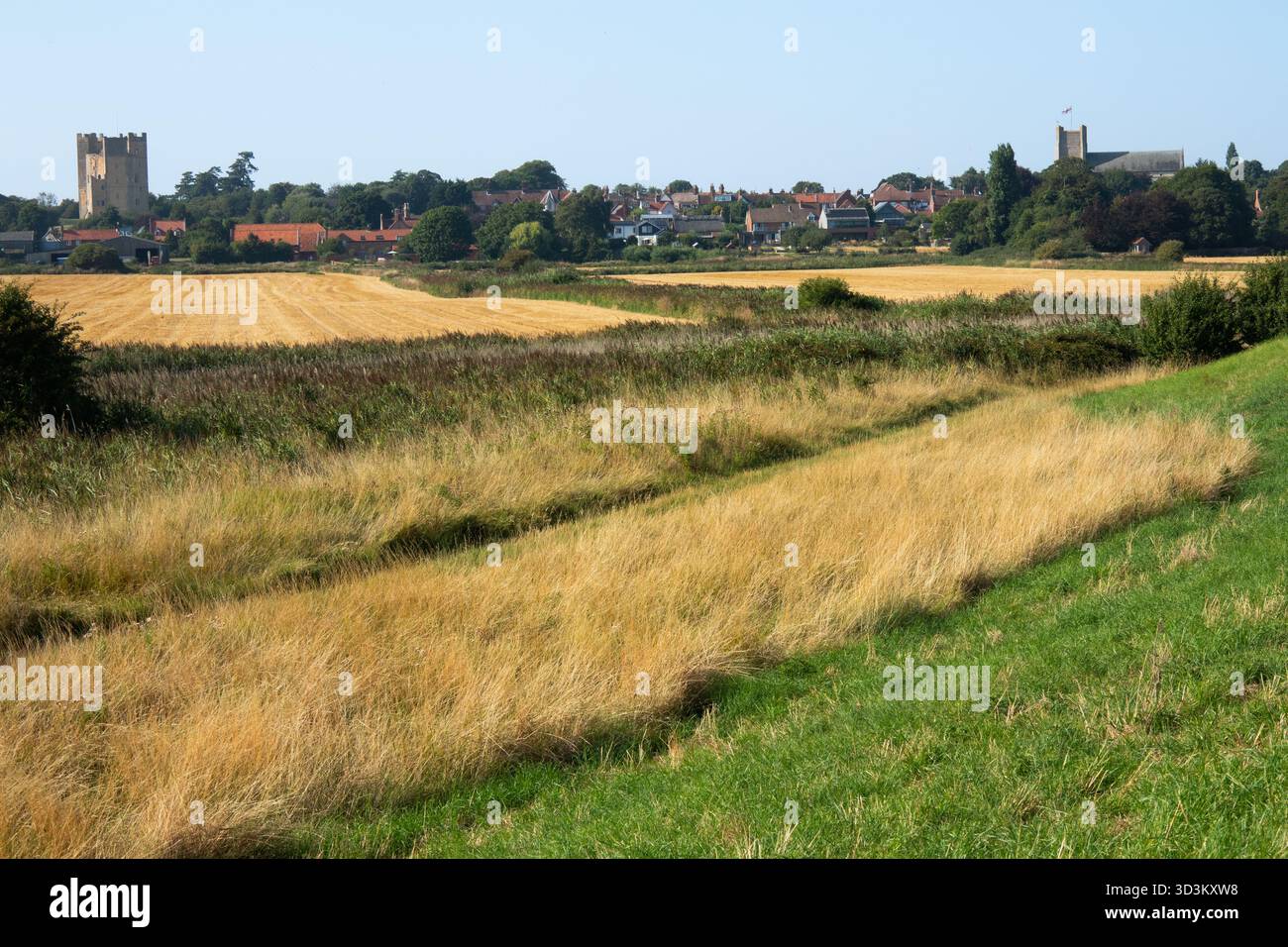 Blick über Felder in Richtung Orford Castle und Kirche East Anglia England Stockfoto