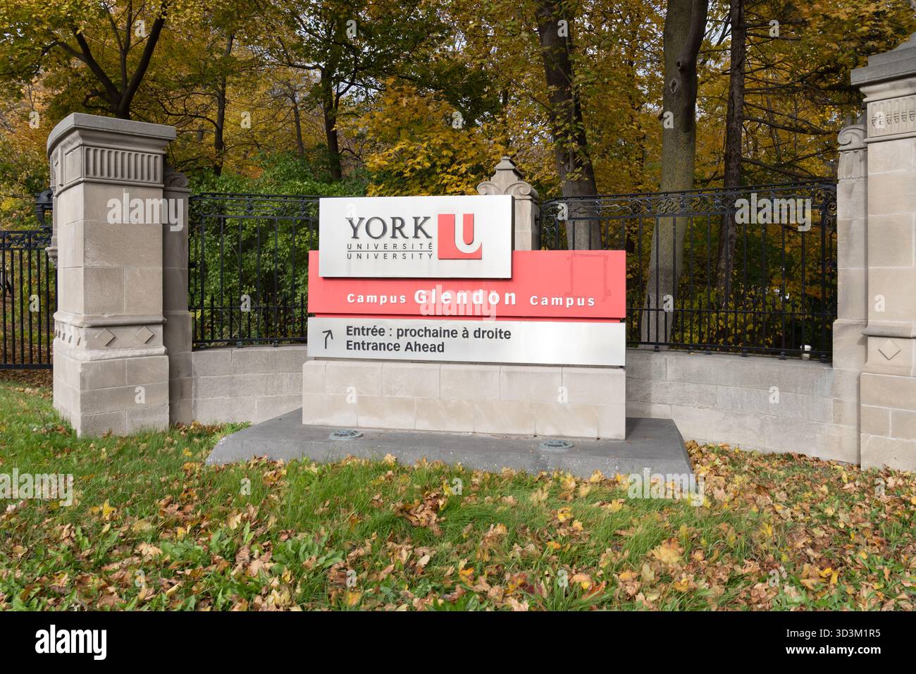 Das Schild auf dem Glendon Campus der York University ist in Toronto, Kanada, zu sehen. Stockfoto