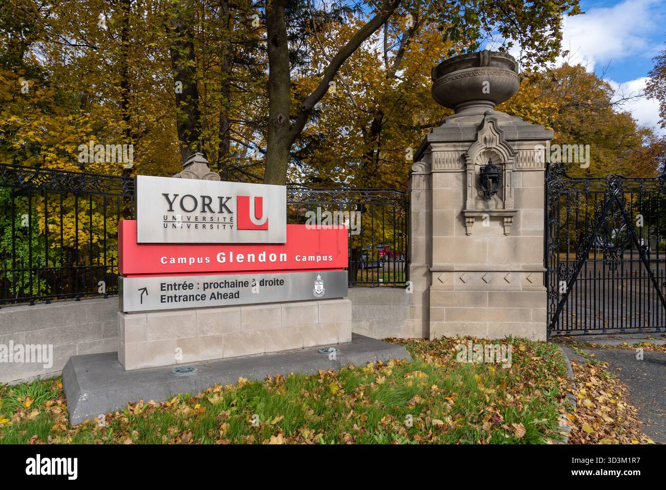 Das Schild auf dem Glendon Campus der York University ist in Toronto, Kanada, zu sehen. Stockfoto