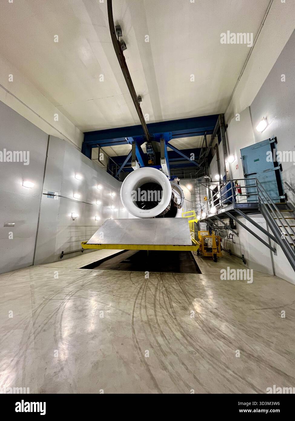 Flugzeugtriebwerk wird im Hangar der Air Portugal Fluggesellschaft TAP gewartet, mit Industrieausrüstung und Plattform. Stockfoto