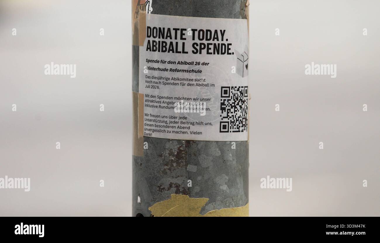 Schüler der Winterhuder Reformschule haben auf einen Laternenpfahl einen Aufkleber befestigt, auf dem für Spenden für den Abiball gebeten wird. Barmbek Hamburg *** Schüler der Reformschule Winterhude haben einen Aufkleber an einem Laternenpfahl angebracht, in dem sie um Spenden für den Abiball Barmbek Hamburg bitten Stockfoto
