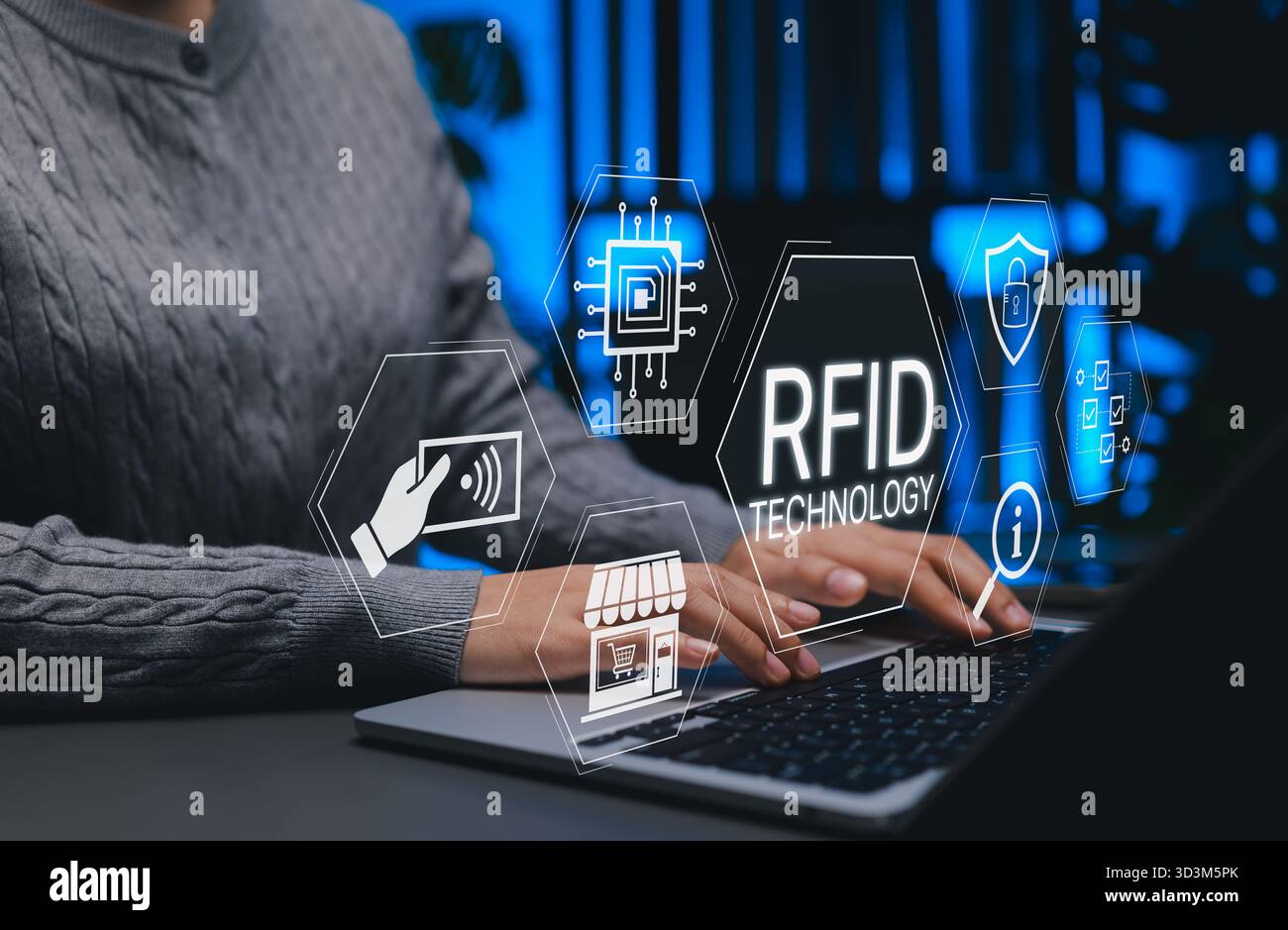RFID Radio Frequency Identification Konzept. Person, die Laptop mit RFID-Technologie, sichere kontaktlose Systeme, Einzelhandelsautomatisierung, Datenverfolgung, Stockfoto
