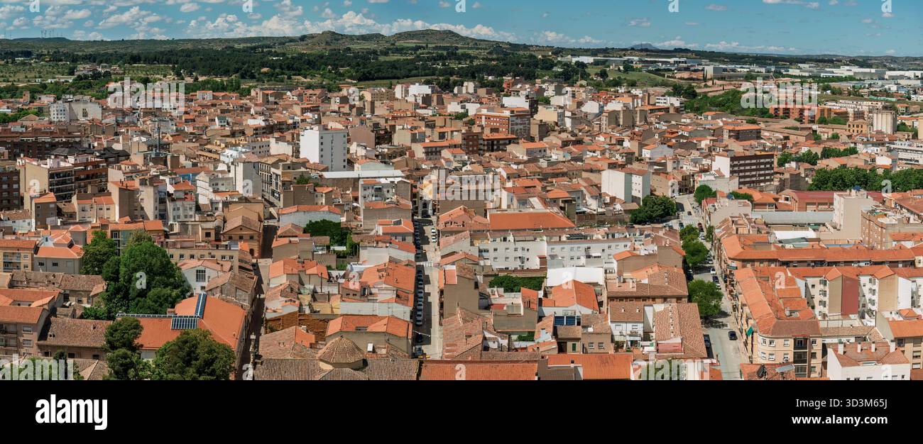 Aus der Vogelperspektive vom Schloss Almansa auf die Landschaft der Stadt, Dächer, Gebäude, Berge und den Himmel im Hintergrund in der Provinz Albacete, Spanien. Stockfoto