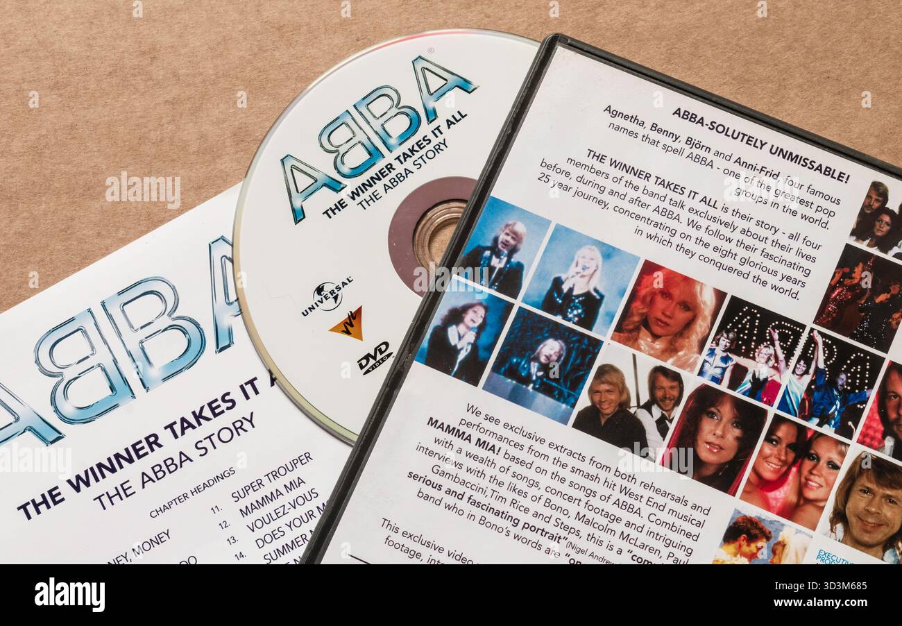 Die DVD „ABBA - The Winner Takes IT All: The ABBA Story“ enthält ein Cover mit Bandmitgliedern und eine Beschreibung der Song-Liste, isoliert auf hellem Hintergrund. Stockfoto
