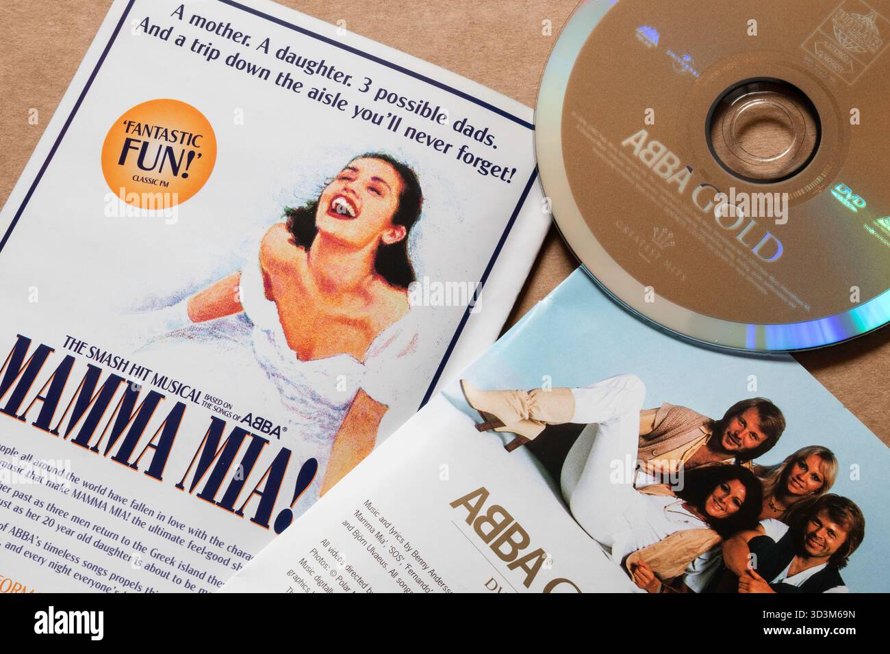 'ABBA Gold - Greatest Hits'; DVD mit Cover mit Agnetha Fältskog, Björn Ulvaeus, Benny Andersson, Anni-Frid Lyngstad und Mamma Mia. Stockfoto