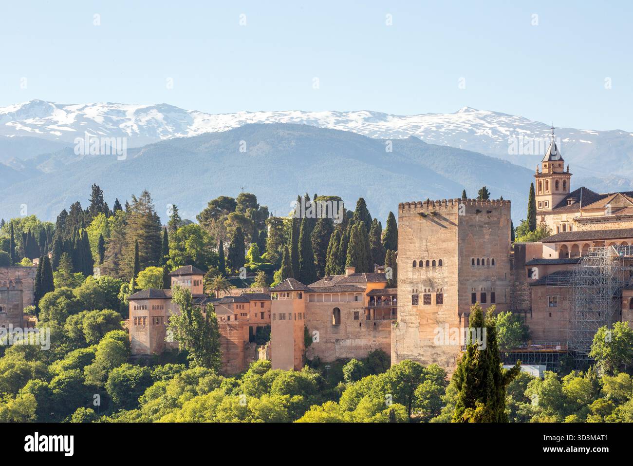 Die Alhambra, ein Palast- und Festungskomplex in Granada, Andalusien, am Fuße der schneebedeckten Sierra Nevada Stockfoto