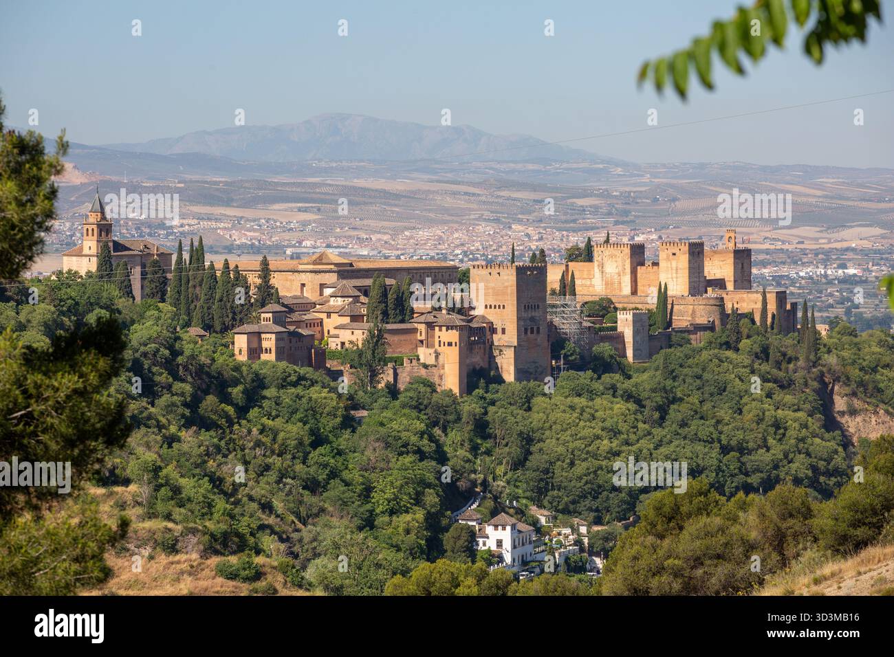 Die Alhambra, ein Palast- und Festungskomplex in Granada, Andalusien, Spanien. Es ist ein UNESCO-Weltkulturerbe und eine bekannte islamische Stätte Stockfoto