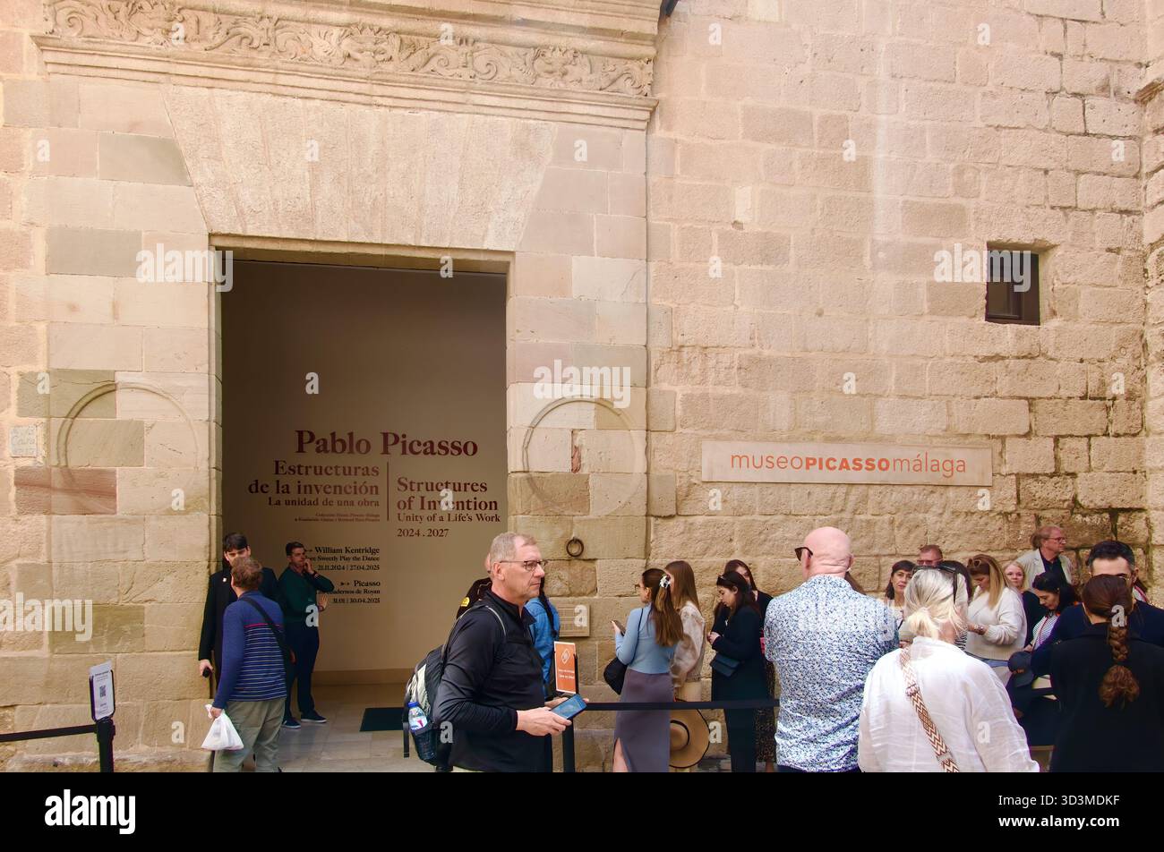 Touristen stehen am Eingang des Geburtshauses von Picasso und Museo Casa Natal oder Museo Picasso Málaga Calle San Agustín Malaga Andalusien Spanien Europa an Stockfoto