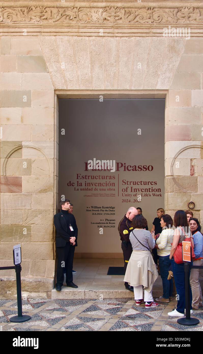 Touristen stehen am Eingang des Geburtshauses von Picasso und Museo Casa Natal oder Museo Picasso Málaga Calle San Agustín Malaga Andalusien Spanien Europa an Stockfoto