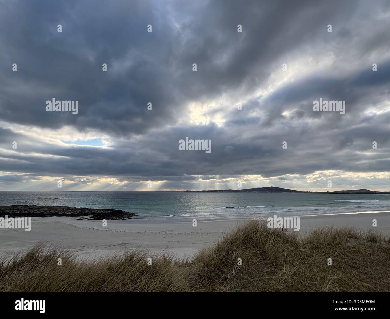 Nachmittagslicht über Baugh Beach auf der Isle of Tiree, Innere Hebriden, Schottland, aufgenommen am 10. Februar 2025. - Smartphone-aufgenommenes Stockfoto