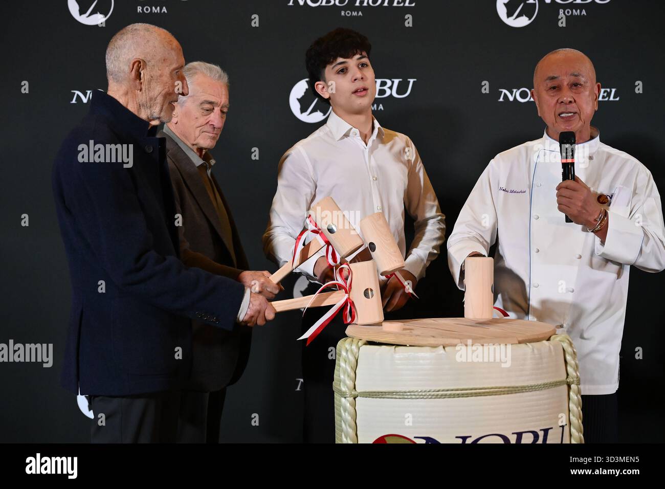 Meir Teper, Robert de Niro, ein Gast und Nobu Matsuhisa nehmen am 6. November 2025 an der Eröffnung des Nobu Hotels im Nobu Hotel Rome in Rom Teil Stockfoto