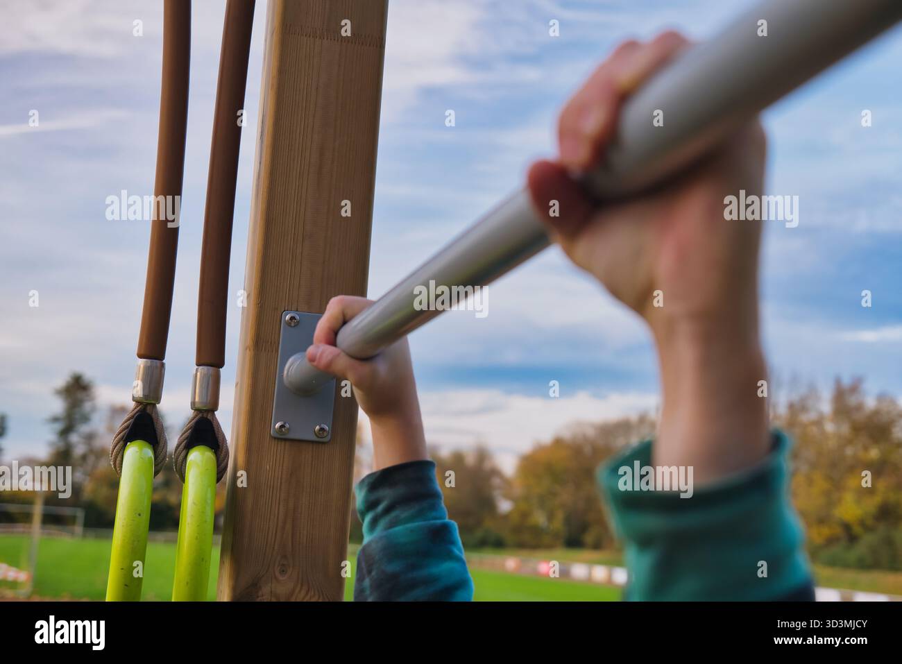 Händehaltung Pull-up Bar im Freien, Training und Krafttraining Workout, Fitness Motivation und gesundes Lifestyle Konzept Stockfoto