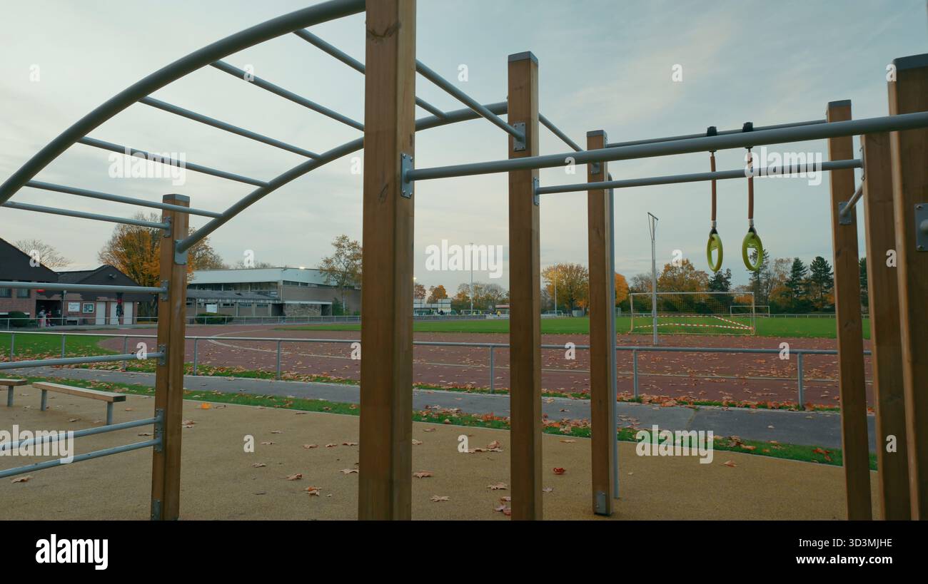 Outdoor Gym Bars und Gymnastikringe auf dem Sportplatz, moderne Fitness-Park-Geräte für Training und Training, gesunde aktive Lebensweise und Outdoor-Wo Stockfoto
