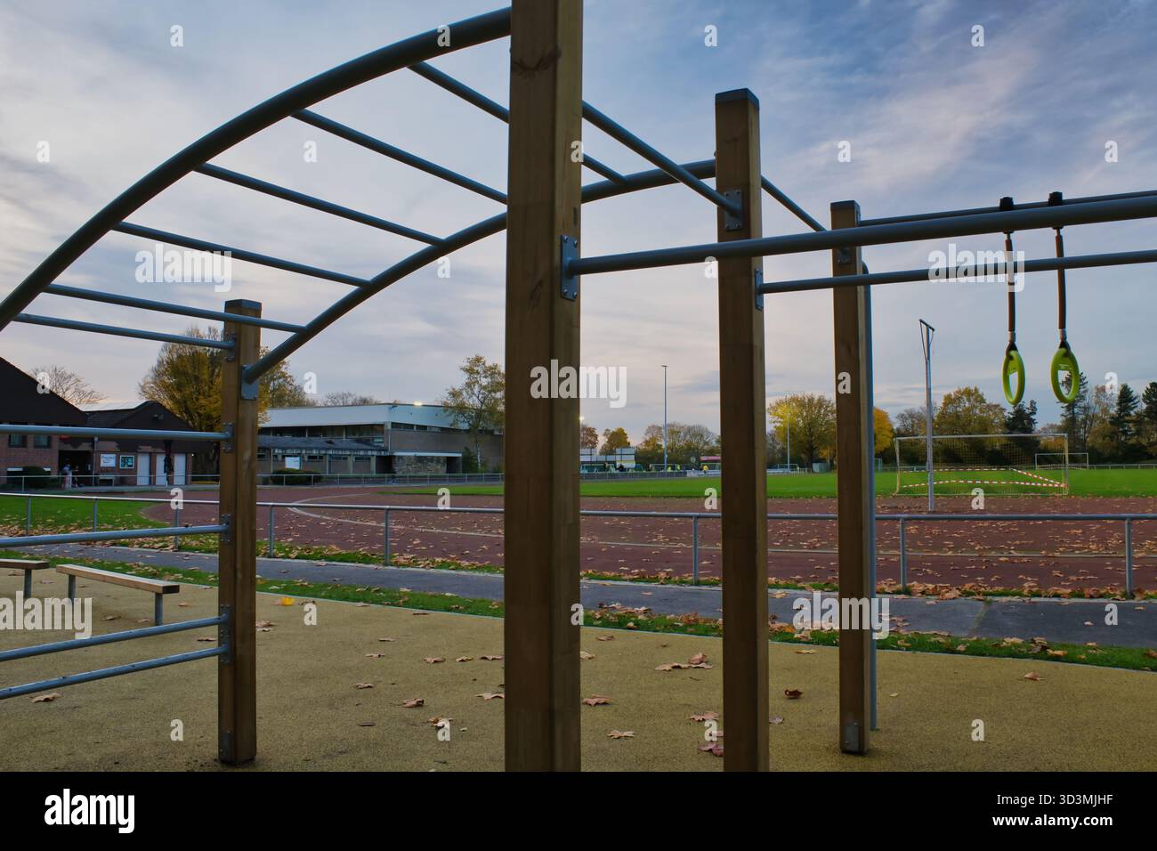 Outdoor Gym Bars und Gymnastikringe auf dem Sportplatz, moderne Fitness-Park-Geräte für Training und Training, gesunde aktive Lebensweise und Outdoor-Wo Stockfoto