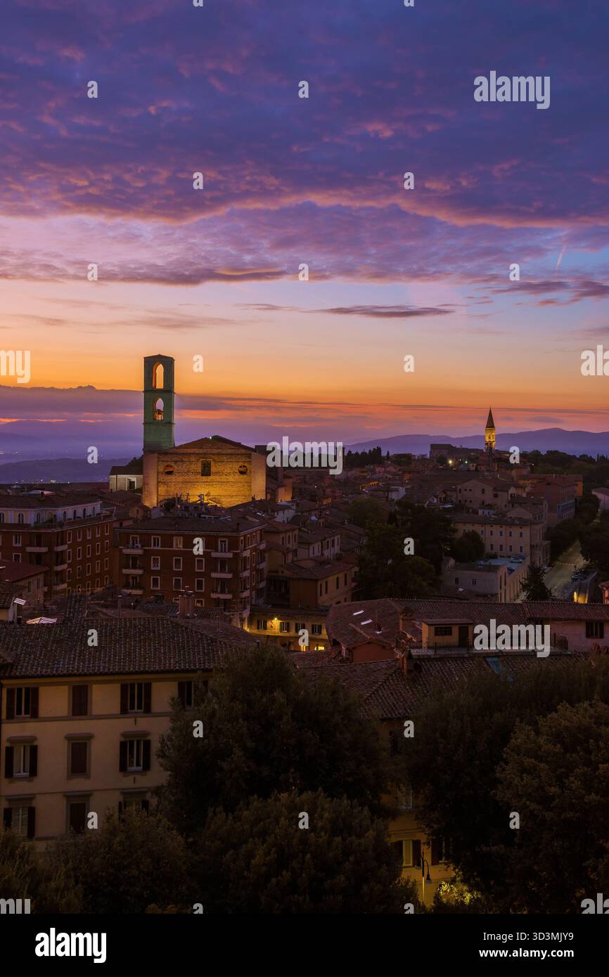 Wunderschöne violette Wolken über dem historischen Zentrum von Perugia kurz vor Sonnenaufgang Stockfoto