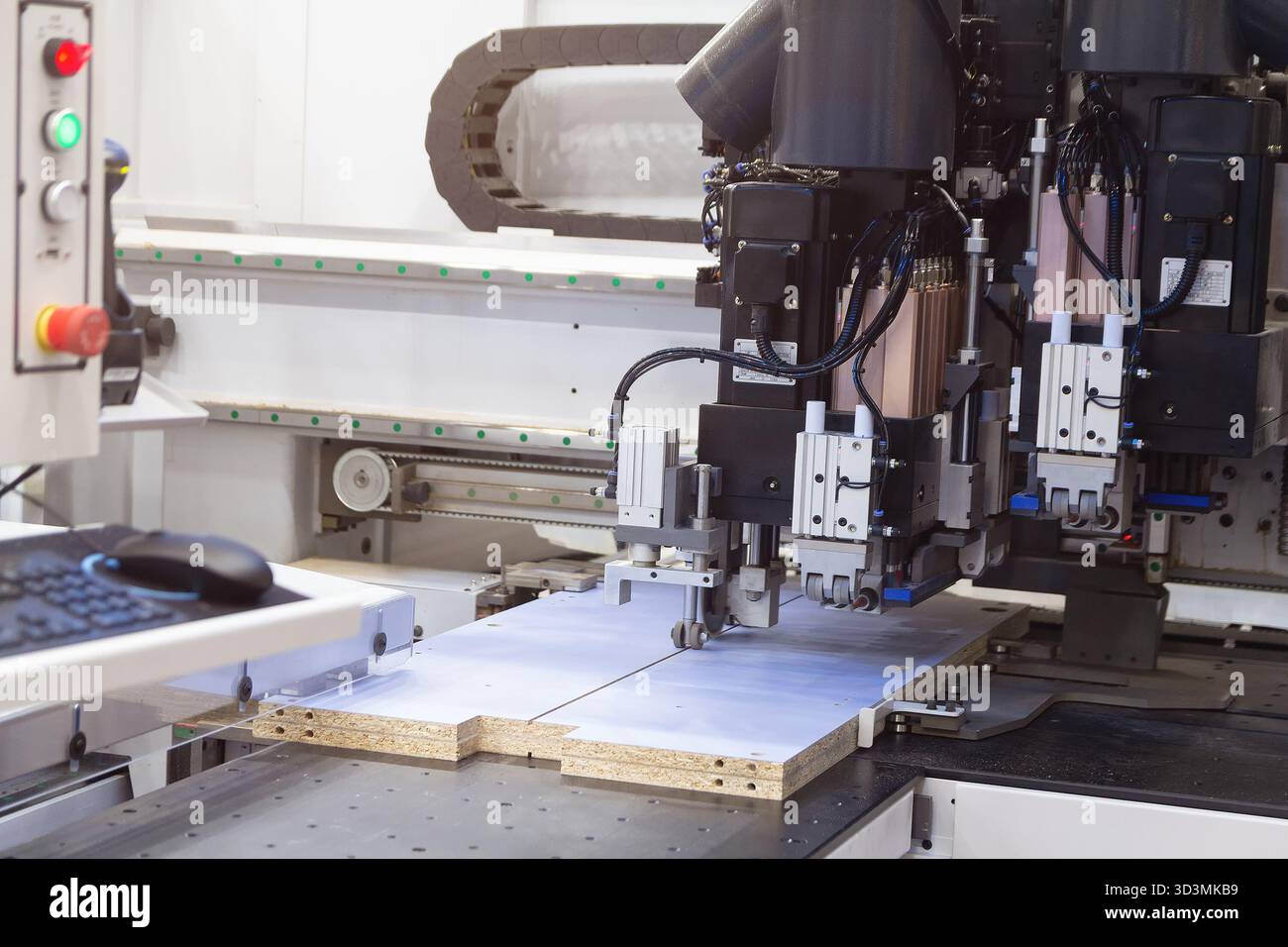 Moderne Spanplattenschneidemaschine in der Möbelfabrik. Industrie Stockfoto